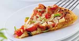 Recipe for easy pizza with tomato, mozzarella and fresh basil